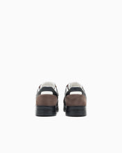 Carica l'immagine nel visualizzatore di Gallery, Emporio Armani Sneakers stringate in camoscio e mesh con dettagli in pelle