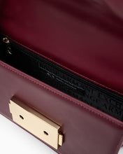 Carica l'immagine nel visualizzatore di Gallery, Armani Exchange Borsa bordeaux piccola a spalla con logo metal oro