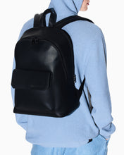 Carica l'immagine nel visualizzatore di Gallery, Armani Exchange zaino nero uomo effetto lucido con tasca frontale