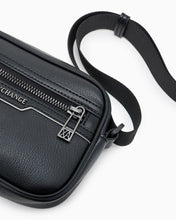 Carica l'immagine nel visualizzatore di Gallery, Armani Exchange tracolla nera uomo effetto lucido