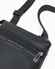 Carica l'immagine nel visualizzatore di Gallery, Armani Exchange tracolla uomo nera con tasca esterna
