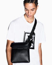 Carica l'immagine nel visualizzatore di Gallery, Armani Exchange tracolla uomo nera con tasca esterna