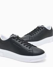 Carica l'immagine nel visualizzatore di Gallery, Armani Exchange sneakers in pelle con suola in gomma e tallone a contrasto