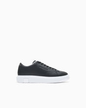 Carica l'immagine nel visualizzatore di Gallery, Armani Exchange sneakers in pelle con suola in gomma e tallone a contrasto