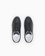 Carica l'immagine nel visualizzatore di Gallery, Armani Exchange sneakers in pelle con suola in gomma e tallone a contrasto