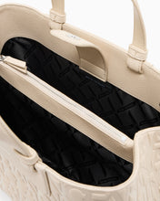Carica l'immagine nel visualizzatore di Gallery, Armani Exchange Shopping bag lucida con logo goffrato e charm