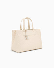 Carica l'immagine nel visualizzatore di Gallery, Armani Exchange Shopping bag lucida con logo goffrato e charm