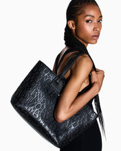 Carica l'immagine nel visualizzatore di Gallery, Armani Exchange Borsa shopping con logo in rilievo e charm