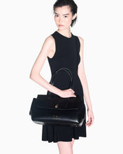 Carica l'immagine nel visualizzatore di Gallery, Armani Exchange Borsa Shopper con doppi manici e lucchetto decorativo