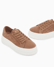 Carica l'immagine nel visualizzatore di Gallery, Armani Exchange Sneakers platform in camoscio con logo impresso