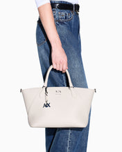 Carica l'immagine nel visualizzatore di Gallery, Armani Exchange Shopping bag con charm e tracolla rimovibile