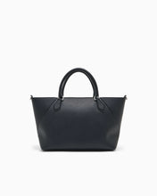Carica l'immagine nel visualizzatore di Gallery, Armani Exchange Shopping bag con charm e tracolla rimovibile