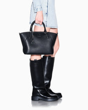 Carica l'immagine nel visualizzatore di Gallery, Armani Exchange Shopping bag con charm e tracolla rimovibile