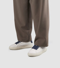 Carica l'immagine nel visualizzatore di Gallery, Alexander Smith Soho Sneakers Uomo in morbida pelle bianca con inserti blu