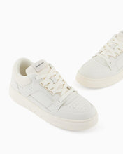 Carica l'immagine nel visualizzatore di Gallery, Emporio Armani Sneakers bianche in pelle e mesh