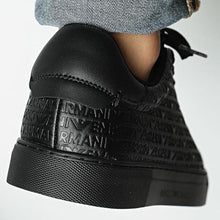 Carica l'immagine nel visualizzatore di Gallery, Emporio Armani sneakers in pelle nere con scritta all over
