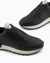 Carica l'immagine nel visualizzatore di Gallery, Emporio Armani Sneakers in pelle con dettagli termoformati nere