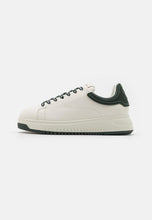 Carica l'immagine nel visualizzatore di Gallery, Emporio Armani Sneakers in pelle bianche con retro in gomma verde