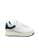 Carica l'immagine nel visualizzatore di Gallery, Emporio Armani Sneakers in pelle bianche con retro in gomma blu