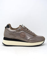 Carica l'immagine nel visualizzatore di Gallery, Colmar Sneakers donna TRAVIS PUNK tortora laminata