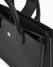 Carica l'immagine nel visualizzatore di Gallery, Armani Exchange borsa a mano trapezio con tracolla nera