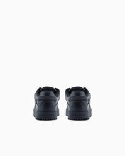 Carica l'immagine nel visualizzatore di Gallery, Emporio Armani Sneakers in pelle nere con maxi patch EA