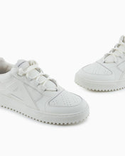 Carica l'immagine nel visualizzatore di Gallery, Emporio Armani Sneakers in pelle bianche con maxi patch EA