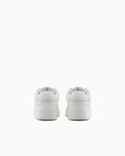 Carica l'immagine nel visualizzatore di Gallery, Emporio Armani Sneakers in pelle bianche con maxi patch EA