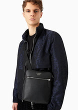 Carica l'immagine nel visualizzatore di Gallery, Emporio Armani Tracolla piatta in pelle saffiano placchetta aquila ASV