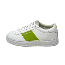Carica l'immagine nel visualizzatore di Gallery, Emporio Armani Sneakers in pelle con dettagli in gomma