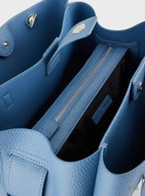 Carica l'immagine nel visualizzatore di Gallery, Emporio Armani Shopper effetto palmellato con charm aquila