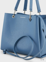 Carica l'immagine nel visualizzatore di Gallery, Emporio Armani Shopper effetto palmellato con charm aquila