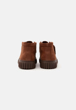 Carica l'immagine nel visualizzatore di Gallery, Clarks Torhill  Hi Ginger Suede
