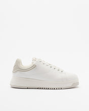 Carica l'immagine nel visualizzatore di Gallery, Emporio Armani Sneakers in pelle con retro in gomma e suola zigrinata
