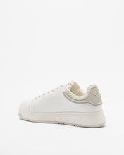 Carica l'immagine nel visualizzatore di Gallery, Emporio Armani Sneakers in pelle con retro in gomma e suola zigrinata
