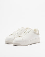 Carica l'immagine nel visualizzatore di Gallery, Emporio Armani Sneakers in pelle con retro in gomma e suola zigrinata
