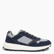 Carica l'immagine nel visualizzatore di Gallery, Armani Exchange Sneakers in camoscio e mesh con logo all over
