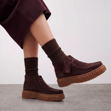 Carica l'immagine nel visualizzatore di Gallery, Clarks  Pelle scamosciata marrone scuro
