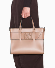 Carica l'immagine nel visualizzatore di Gallery, Armani Exchange Borsa shopping Susy con logo e tracolla rimovibile doppi manici e logo
