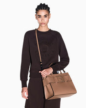 Carica l'immagine nel visualizzatore di Gallery, Armani Exchange Borsa shopping Susy con logo e tracolla rimovibile doppi manici e logo
