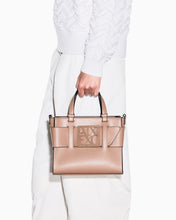 Carica l'immagine nel visualizzatore di Gallery, Armani Exchange Borsa shopping Susy con logo e tracolla rimovibile
