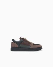 Carica l'immagine nel visualizzatore di Gallery, Emporio Armani Sneakers stringate in camoscio e mesh con dettagli in pelle
