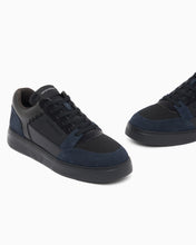 Carica l'immagine nel visualizzatore di Gallery, Emporio Armani Sneakers stringate in camoscio e mesh con dettagli in pelle
