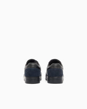 Carica l'immagine nel visualizzatore di Gallery, Emporio Armani Sneakers stringate in camoscio e mesh con dettagli in pelle
