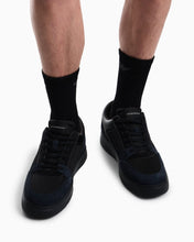 Carica l'immagine nel visualizzatore di Gallery, Emporio Armani Sneakers stringate in camoscio e mesh con dettagli in pelle
