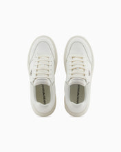 Carica l&#39;immagine nel visualizzatore di Gallery, Emporio Armani  Sneakers in pelle saffiano bianche

