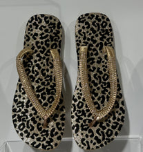 Carica l&#39;immagine nel visualizzatore di Gallery, Havaianas gioiello leopardate con strass
