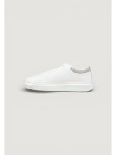 Carica l'immagine nel visualizzatore di Gallery, Armani Exchange sneakers bianche con dettagli sul retro
