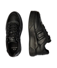 Carica l&#39;immagine nel visualizzatore di Gallery, Armani Exchange Sneakers uomo nere con platform e fascia laterale
