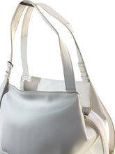 Carica l'immagine nel visualizzatore di Gallery, Armani Exchange borsa donna bianca grande manico regolabile
